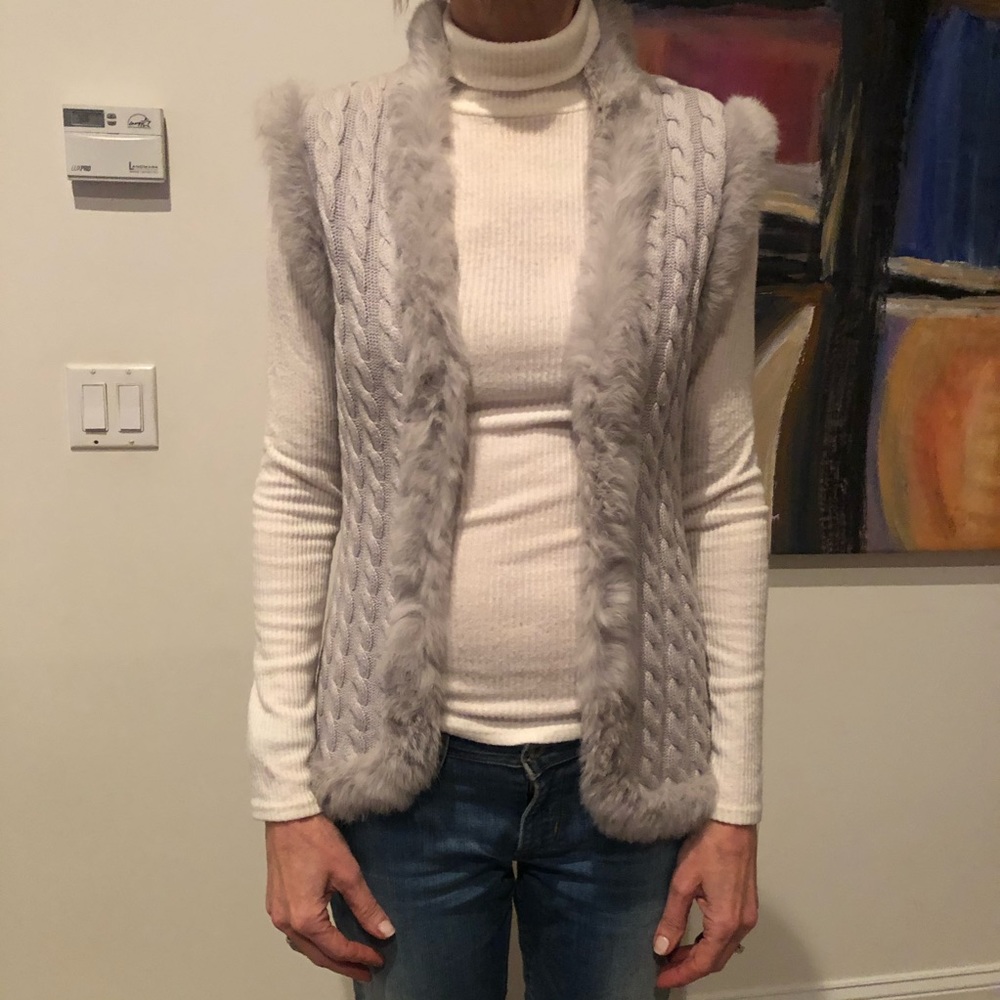 Knit vest with fur trim